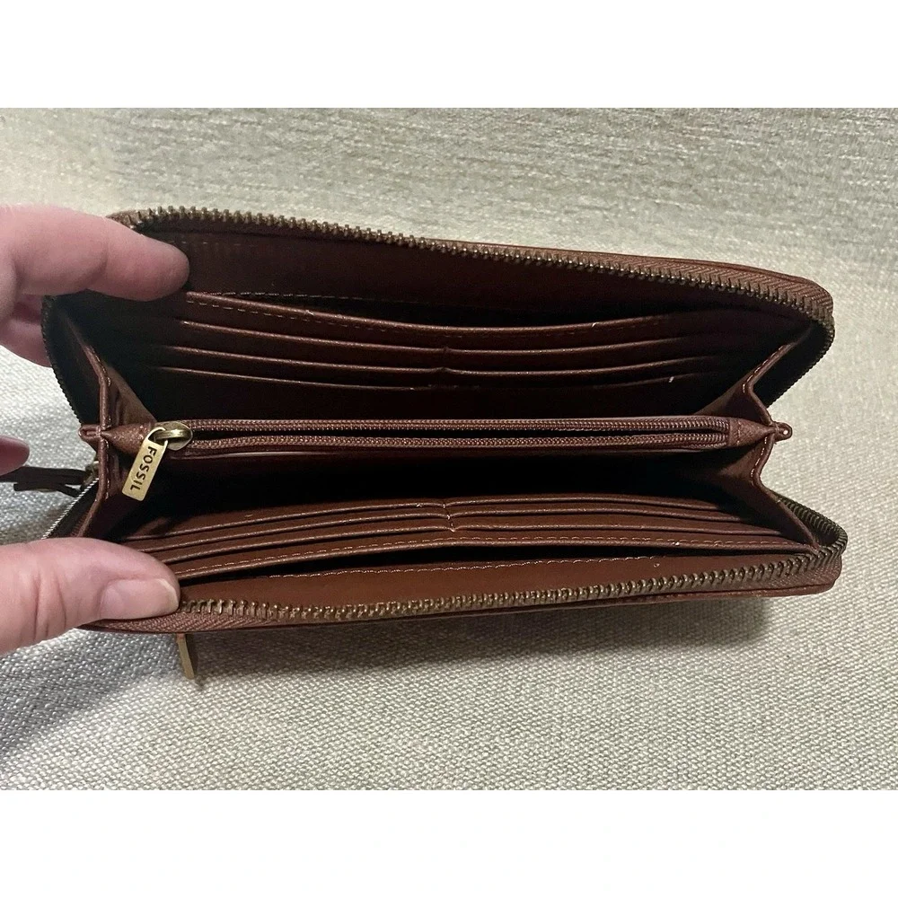 Fossil Brown Leather Wristlet Wallet Zip Around Purse Credit Cards Travel 137623